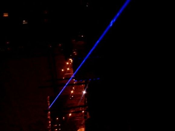 laser bleu brûlant