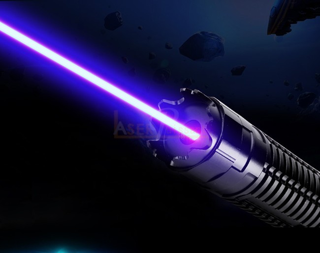 le pointeur laser le plus puissant du monde ? Il brûle tout abuser ! 